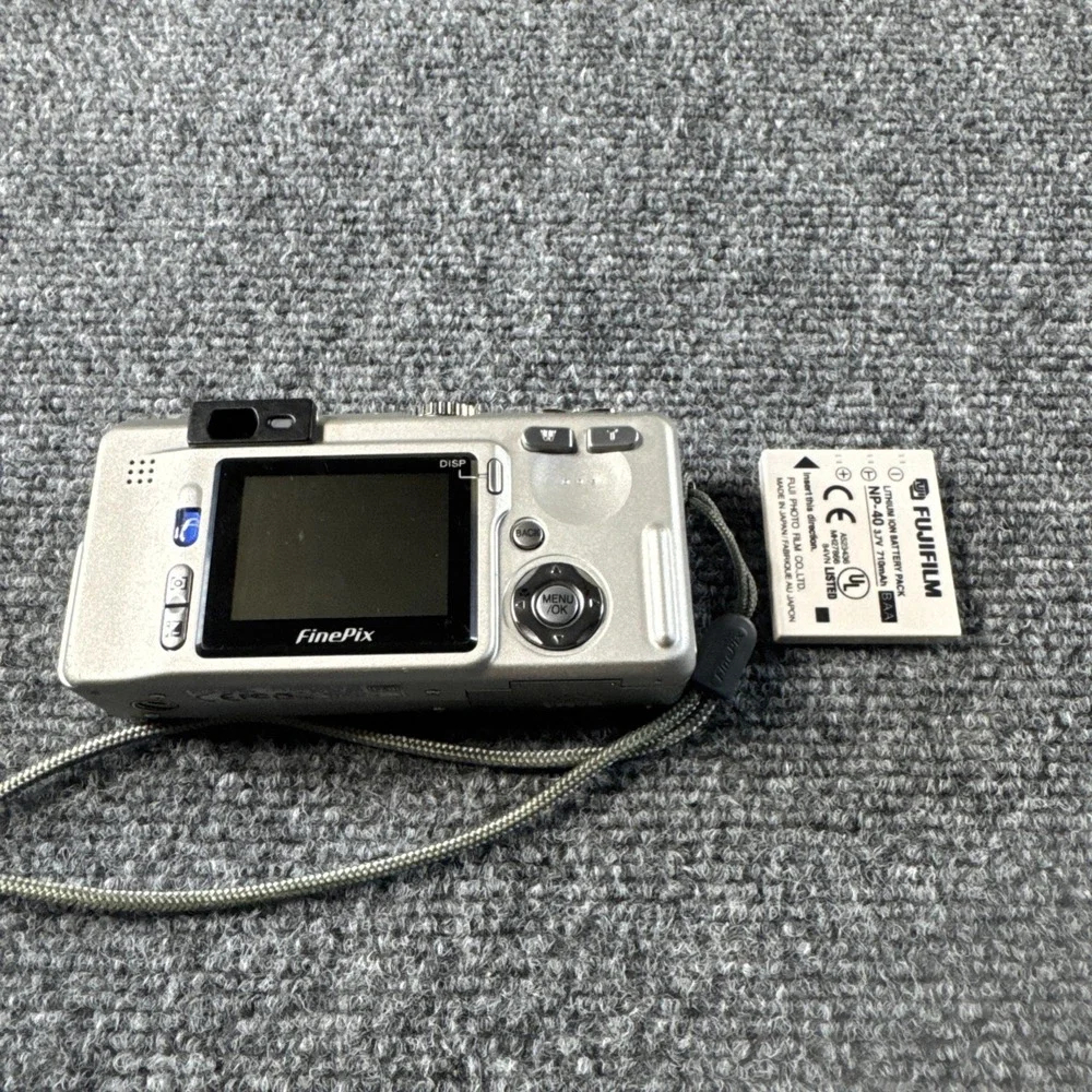 Fujifilm FinePix F700 compact digital camera Silver Untested with battery